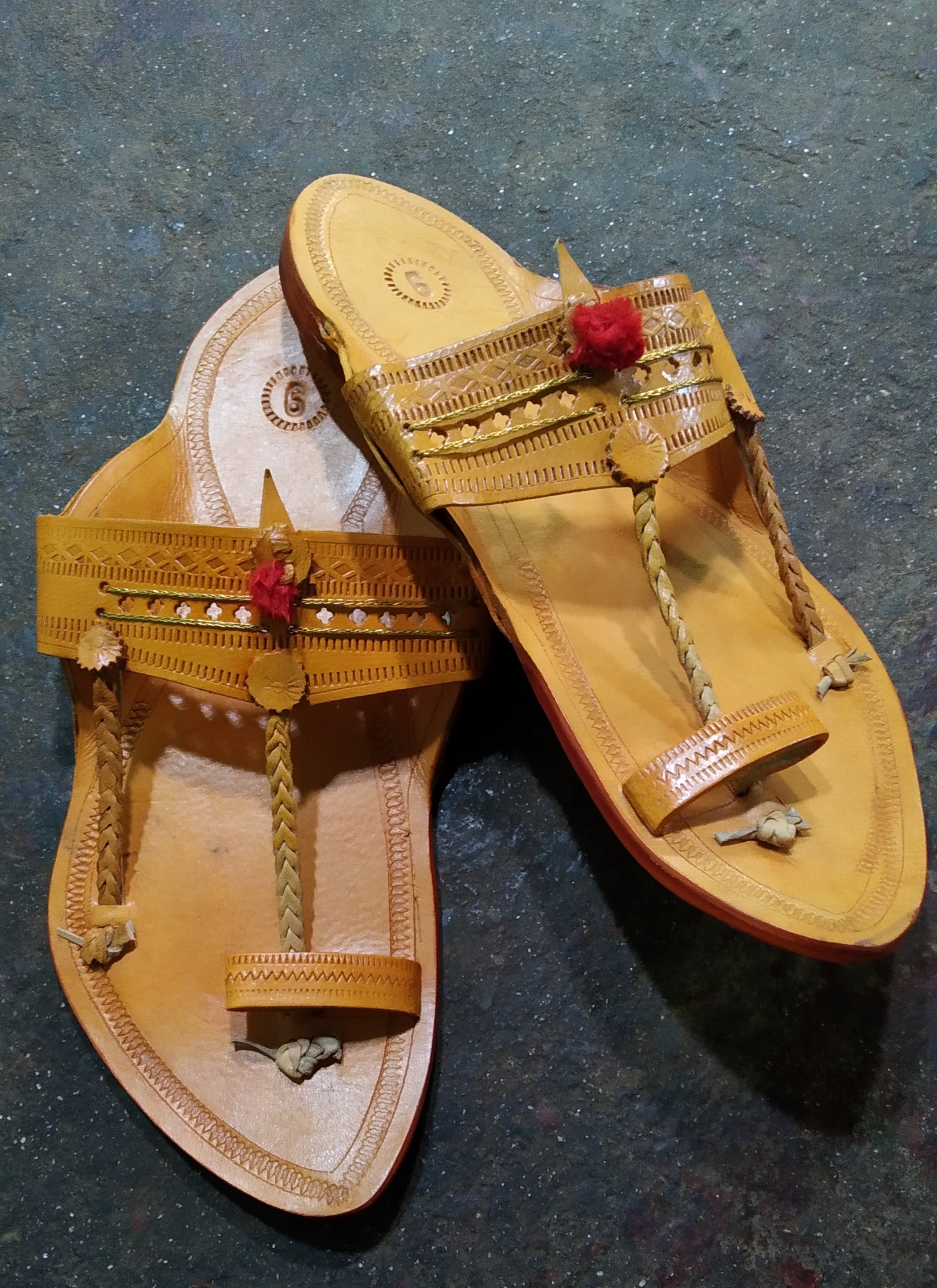 Simple hotsell kolhapuri chappal