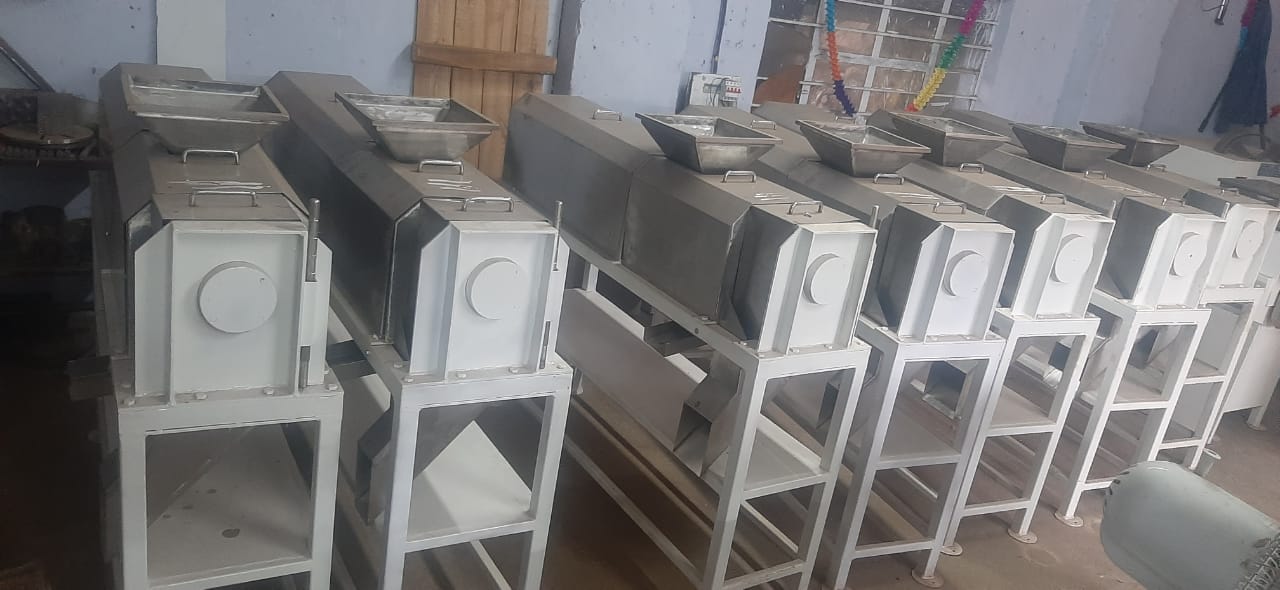 Lemon juice extractor machine