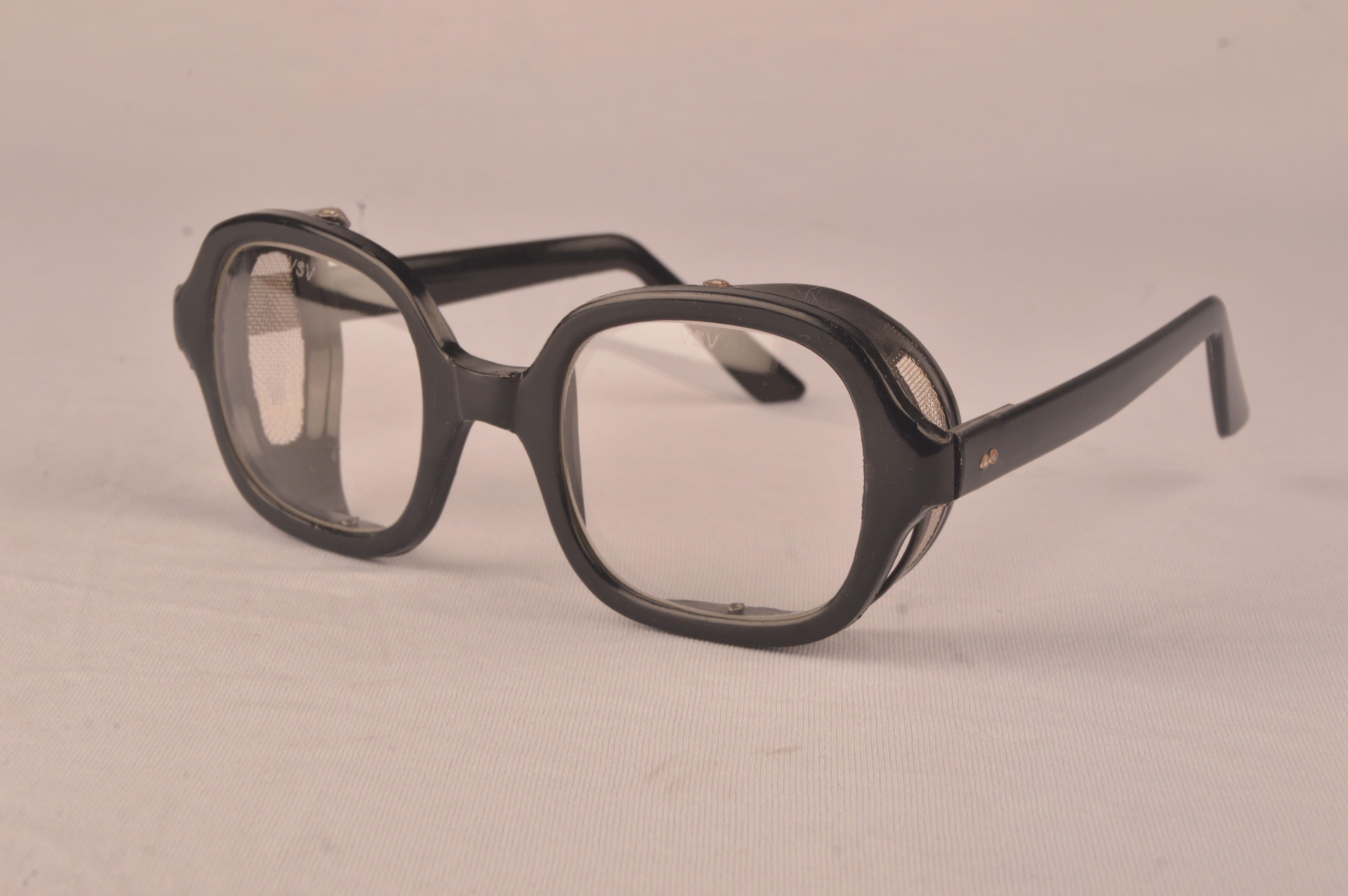 SAFETY SPECTACLES WITH TOUGHENED GLASS 