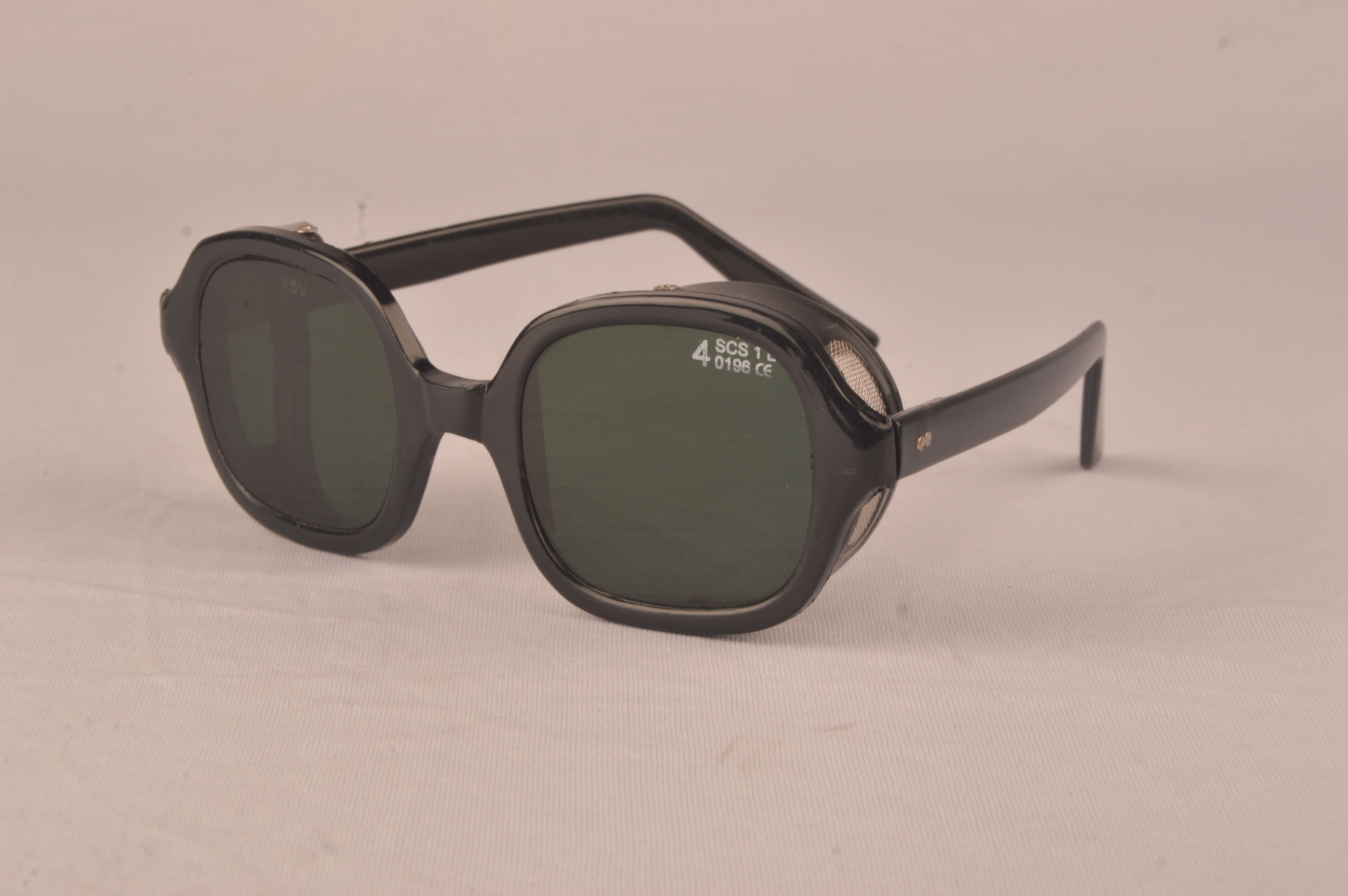 WELDING SPECTACLES WITH TOUGHENED GLASS LENS [4 DIN SHADE]