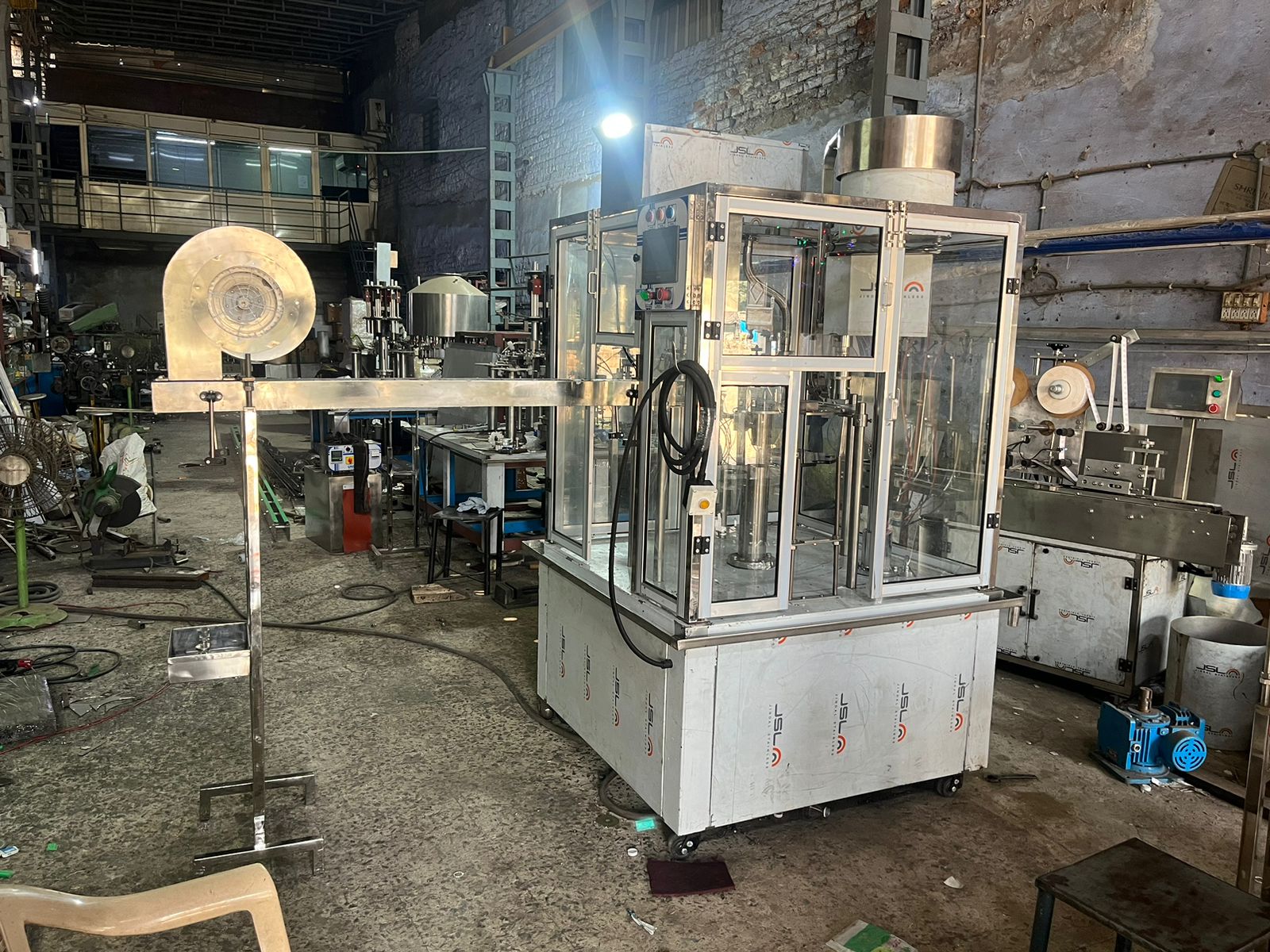 Juice filling machine